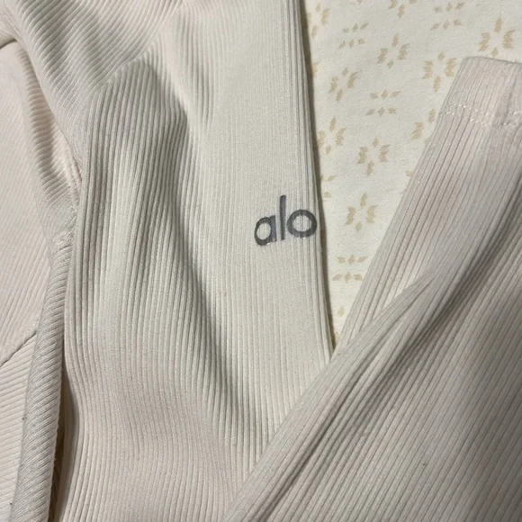 Alo Yoga turtleneck - Picture 4 of 4